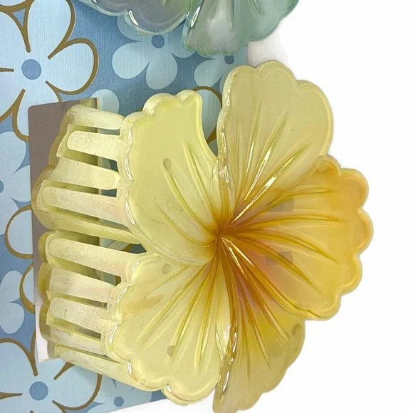 Piper K Iridescent Floral Hair Claws Clips Multicolor Set of 4 - Picture 3 of 9